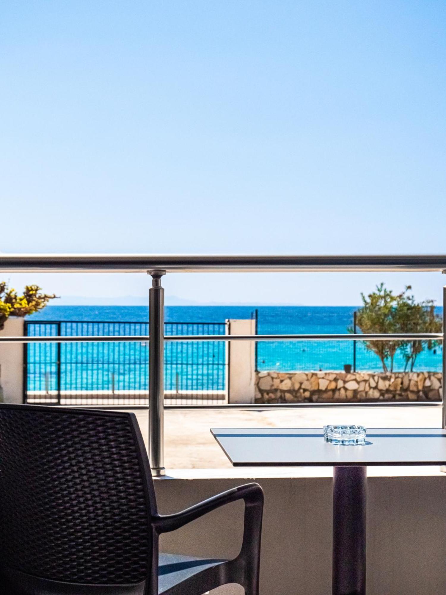 Готель Endless Blue Himara Екстер'єр фото